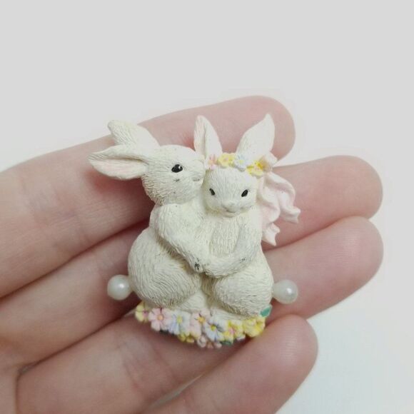 Vintage Cute Snuggle Bunnies Brooch, White and Floral Love Sweetheart Pin, Estat - Picture 5 of 6